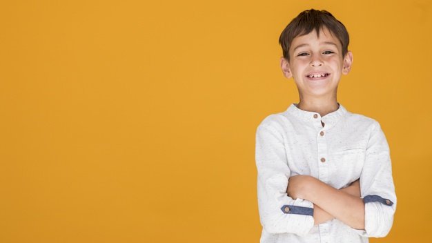 Kid showing happiness with copy space | Free Photo